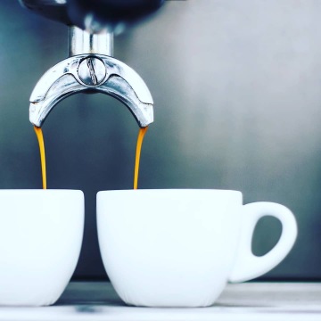 Páka kávovaru - teče z něj double shot espressa