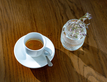 Káva espresso s cremou, na stole